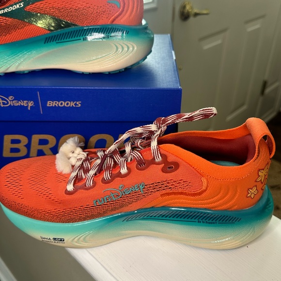 Brooks RunDisney Moana Running Shoes Women Size 8 Adrenaline GTS 25 Limited NIB - Picture 3 of 16